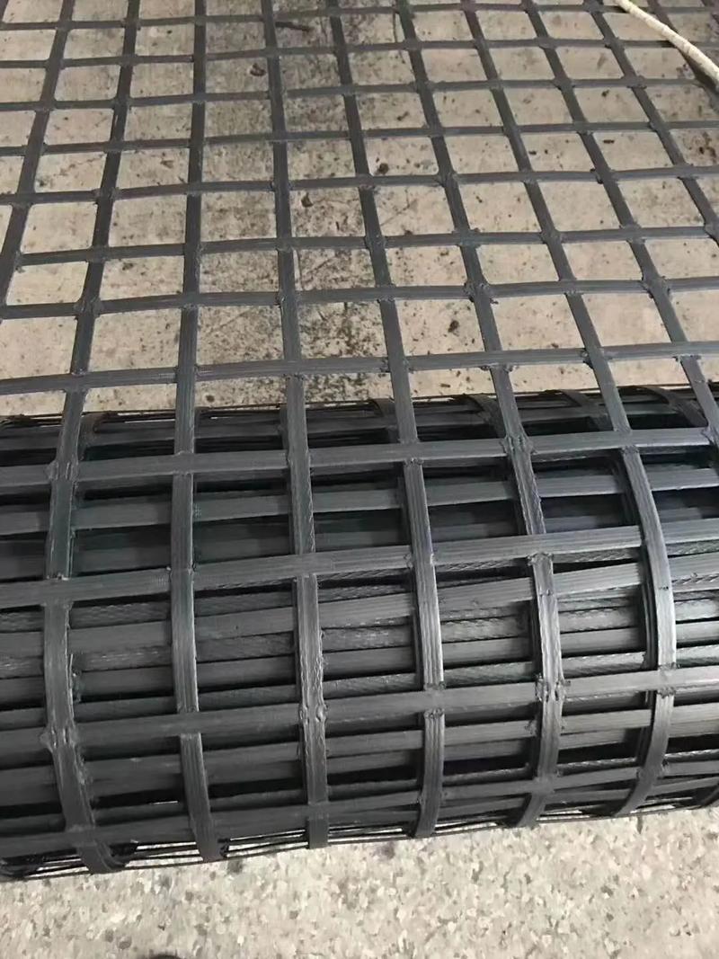 綜上所述,鋼塑土工格柵具有高強(qiáng)度,耐腐蝕,防滑,透水透氣,易