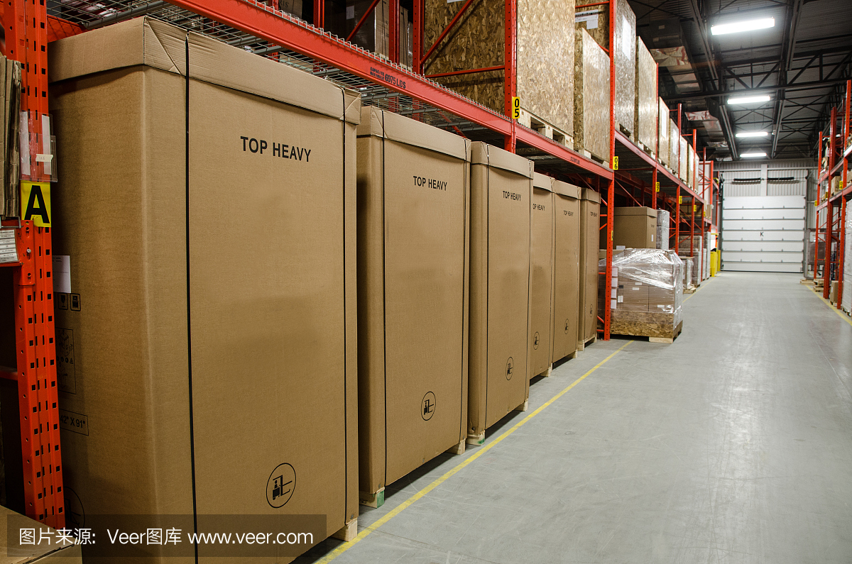 準備發(fā)貨的垂直紙箱堆